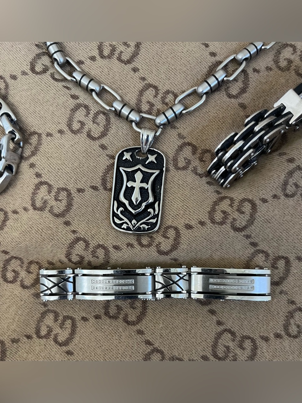 Men’s jewelry in pristine condition 
Bracelet possibly looks like diamond chips.